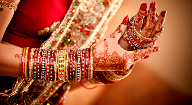Bridal-bangles-sets-for-bride-on-wedding-1